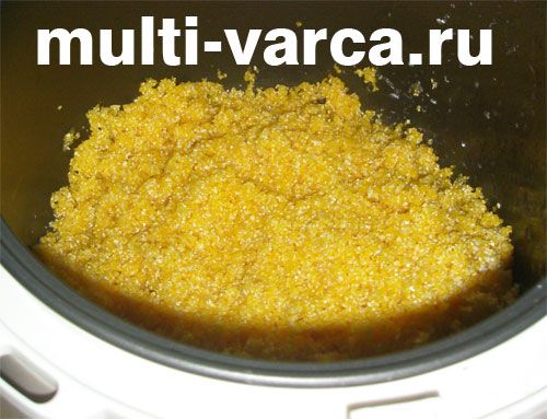 Кукурудзяну крупу промиваємо та засипаємо в мультиварку