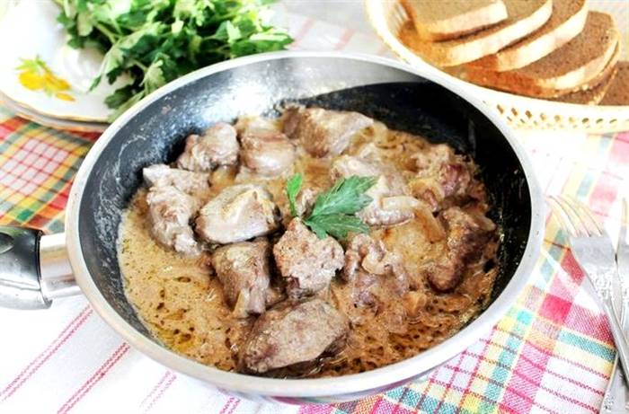 Куряча печінка в сметані з цибулею на сковороді рецепт Колір поступово почне